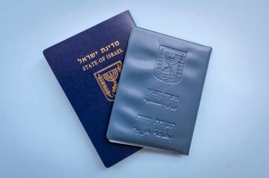 İsrail resmi belgeleri: İsrail pasaportu ve İsrail küçük bir bayrak ile açık mavi arka plan üzerinde ulusal Kimlik belgesi. İsrail vatandaşlık kavramı