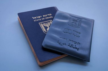 İsrail resmi belgeleri: İsrail pasaportu ve İsrail küçük bir bayrak ile açık mavi arka plan üzerinde ulusal Kimlik belgesi. İsrail vatandaşlık kavramı