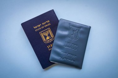 İsrail resmi belgeleri: İsrail pasaportu ve İsrail küçük bir bayrak ile açık mavi arka plan üzerinde ulusal Kimlik belgesi. İsrail vatandaşlık kavramı