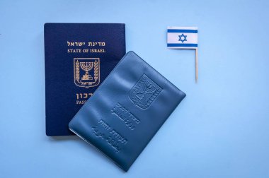 İsrail resmi belgeleri: İsrail pasaportu ve İsrail küçük bir bayrak ile açık mavi arka plan üzerinde ulusal Kimlik belgesi. İsrail vatandaşlık kavramı