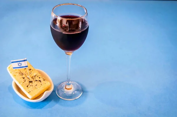 Ett Glas Rött Vin Med Bit Blåmögelost Liten Tallrik Med — Stockfoto