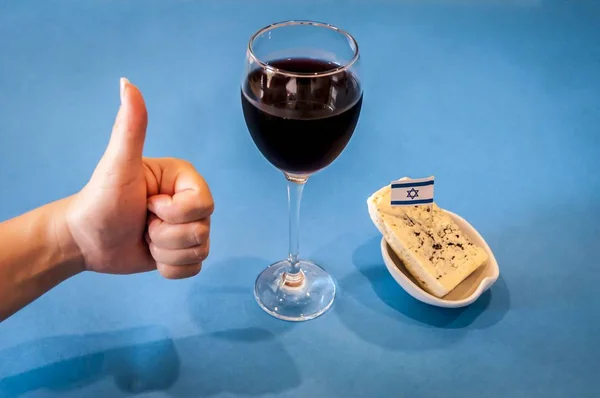 Mão Uma Jovem Mostrando Como Queijo Israelense Vinho Israelense Campanha — Fotografia de Stock