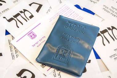 Kudüs, İsrail. 5 Temmuz 2019. Farklı İsrail siyasi partilerinçeşitli oy pusulaları üzerinde mavi plastik bir durumda İsrail ulusal Kimliği. İbranice metin. İsrail Parlamento Seçimleri. Knesset