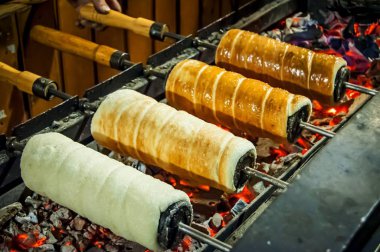 Budapeşte, Macaristan. 16 Aralık 2017. Budapeşte sokaklarında ızgara geleneksel Macar trozkol tükürmek kek (Macarca kurtosh kalach).