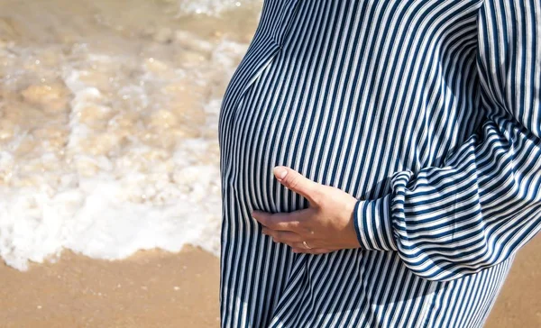 Schwangere Junge Frau Blau Gestreiftem Kleid Steht Meer Und Hält — Stockfoto