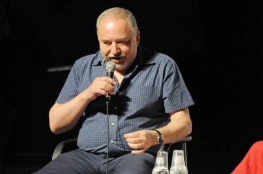 Holon, İsrail. 10 Ağustos 2019. Avigdor Lieberman, İsrailli politikacı, eski bakan, Yisrael Beitenu partisinin başkanı, Shabbatarbut etkinliğinde gazeteci Nehama Douek'e röportaj veriyor..