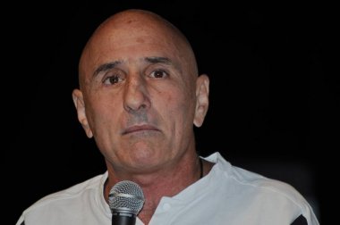 Holon, İsrail. 10 Ağustos 2019. İsrailli politikacı Ofer Shelah (Yesh Atid ve Mavi Beyaz parti) Shabbatarbut olay gazeteci Nehama Douek bir röportaj veren.