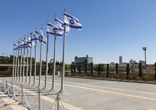 예루살렘 이스라엘 2019년 13일 이스라엘 크네셋 앞에서 이스라엘 국기의 하늘에 — 스톡 사진