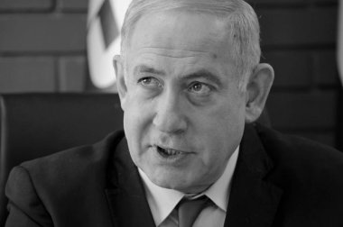 Tel Aviv, İsrail. 14 Ağustos 2019. İsrail Başbakanı Rus basınından gazetecilerle yaptığı görüşmede. Olay, Beit-Jabotinsky yerleşkesinde gerçekleşti. Siyah beyaz