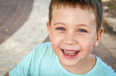 Sevimli 7 yaşındaki Kafkas çocuk gülüyor, 1 Eylül'de ilk kez okula gitmeyi bekliyor. İlk kez okul mutlu çocuk beklentileri dolu, ileriye bakıyor. Okul konseptine geri dön. 