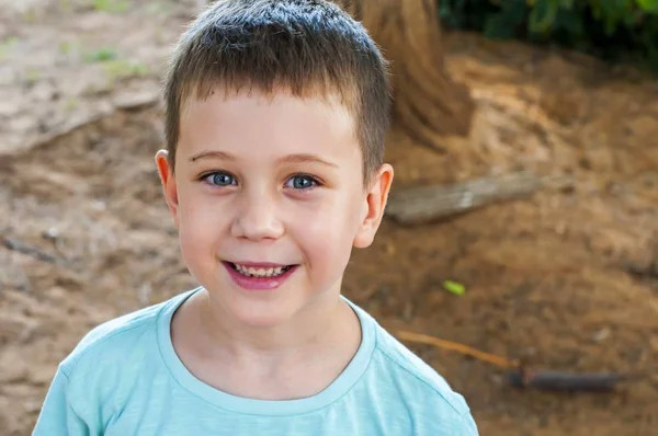 Lindo Niño Caucásico Años Riéndose Esperando Escuela Por Primera Vez —  Fotos de Stock