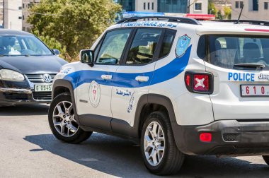Ramallah, Filistin. 31 Ağustos 2019. Modern bir Jeep Renegade Filistin polis arabası Ramallah sokaklarında kanun ve düzeni korumak devriye.