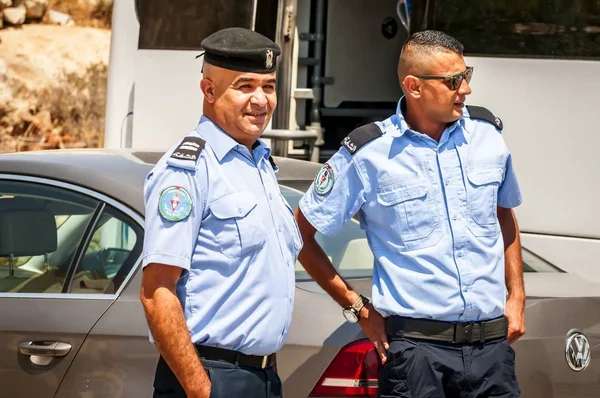 Ramallah, Filistin. 31 Ağustos 2019. Ramallah şehir merkezinde araba başında duran iki Filistinli trafik polisi. Filistin güvenlik gücü kavramı imajı.