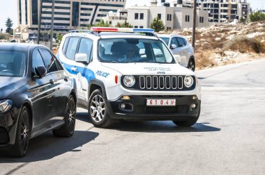 Ramallah, Filistin. 31 Ağustos 2019. Ramallah şehir merkezinde Filistin trafik polisi arabası. Filistin güvenlik gücü kavramı imajı.