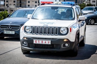 Ramallah, Filistin. 31 Ağustos 2019. Ramallah şehir merkezinde Filistin trafik polisi arabası. Filistin güvenlik gücü kavramı imajı.