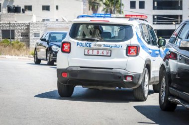 Ramallah, Filistin. 31 Ağustos 2019. Ramallah şehir merkezinde Filistin trafik polisi arabası. Filistin güvenlik gücü kavramı imajı.
