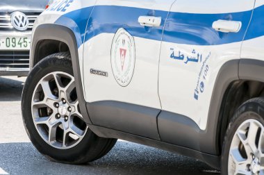 Ramallah, Filistin. 31 Ağustos 2019. Ramallah şehir merkezinde Filistin trafik polisi arabası. Filistin güvenlik gücü kavramı imajı.