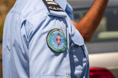 Ramallah, Filistin. 31 Ağustos 2019. Ramallah şehir merkezinde araba başında duran Filistinli trafik polisleri. Filistin güvenlik gücü kavramı görüntüsü. Filistin trafik polisi logosu