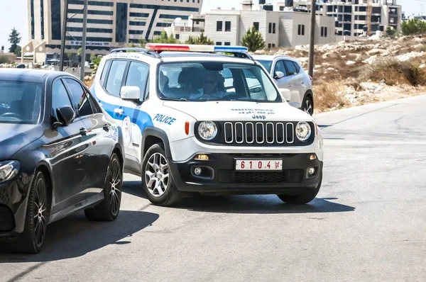 Ramallah, Filistin. 31 Ağustos 2019. Ramallah şehir merkezinde Filistin trafik polisi arabası. Filistin güvenlik gücü kavramı imajı.