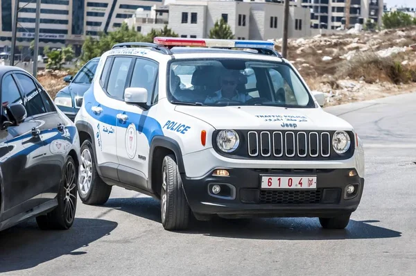 Ramallah, Filistin. 31 Ağustos 2019. Ramallah şehir merkezinde Filistin trafik polisi arabası. Filistin güvenlik gücü kavramı imajı.