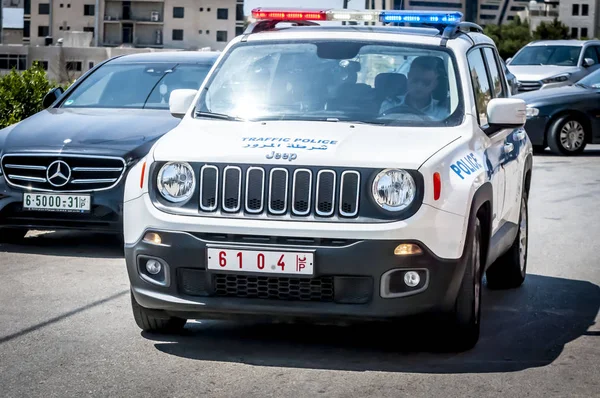 Ramallah, Filistin. 31 Ağustos 2019. Ramallah şehir merkezinde Filistin trafik polisi arabası. Filistin güvenlik gücü kavramı imajı.