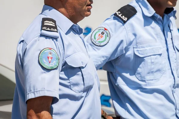 Ramallah, Filistin. 31 Ağustos 2019. Ramallah şehir merkezinde araba başında duran Filistinli trafik polisleri. Filistin güvenlik gücü kavramı imajı.