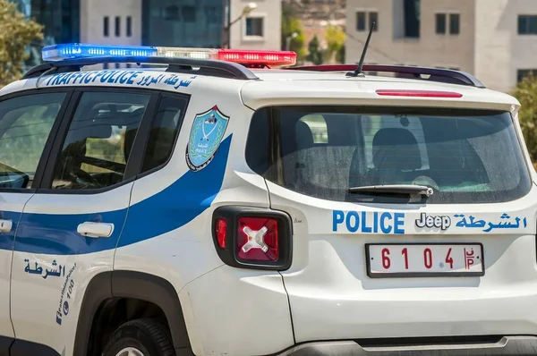 Ramallah, Filistin. 31 Ağustos 2019. Ramallah şehir merkezinde Filistin trafik polisi arabası. Filistin güvenlik gücü kavramı imajı.