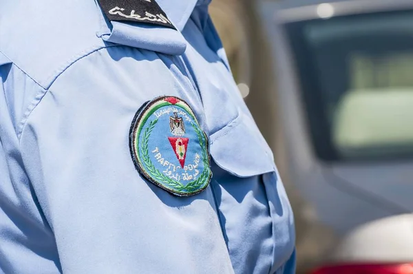 Ramallah, Filistin. 31 Ağustos 2019. Ramallah şehir merkezinde araba başında duran Filistinli trafik polisleri. Filistin güvenlik gücü kavramı imajı.
