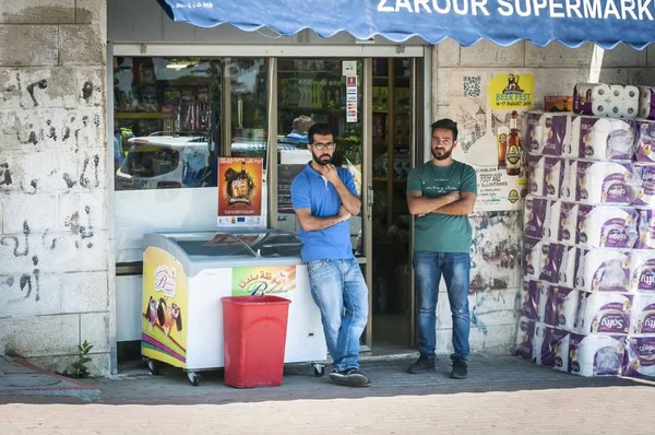 Ramalha Palestina Agosto 2019 Dois Homens Palestinos Estão Lado Supermercado — Fotografia de Stock