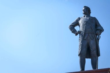 Bender, Transnistria, Moldova. 24 Ağustos 2019. Prens Grigory Potemkin'in tarihi askeri mezarlıkta heykeli ve Moldova'nın Bendery şehir merkezindeki Rus Ortodoks kilisesi görünümü.