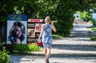 Tiraspol, Transnistria, Moldova. 24 Ağustos 2019. Pridnestrovian güzel kız Tiraspol merkezi sokaklarından birinde yürüyor. 