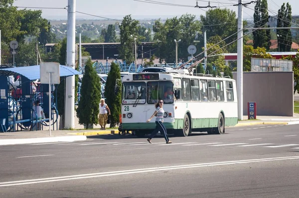 Bender Transnistria Moldova Agosto 2019 Trolleybus Tempo Soviético Rua Central — Fotografia de Stock