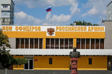 Tiraspol, Transnistria, Moldova. 24 Ağustos 2019. Rus mareşal prens Mikhail Kutuzov anıtı için şehir Tiraspol Rus ordusu Evi Subayları önünde bir anıt.