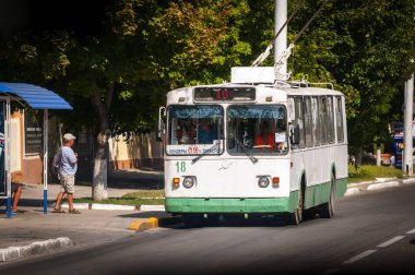 Tiraspol, Transnistria, Moldova. 24 Ağustos 2019. Pridnestrovian Moldavya Cumhuriyeti'nin başkenti Tiraspol'ün orta caddesinde Sovyet zaman tramvayı.
