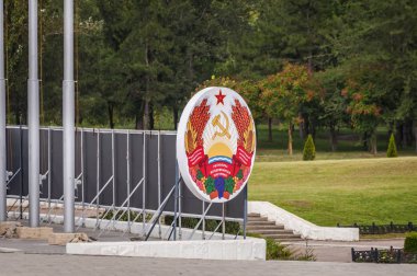 Tiraspol, Transnistria, Moldova. 24 Ağustos 2019. Pridnestrovian Moldavya Cumhuriyeti olarak da bilinen Transnistria arması. Bu şehir Tiraspol, merkezi Suvorov meydanında yer almaktadır.