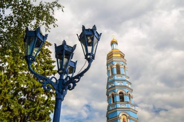 Ufa, Rusya. 12 Temmuz 2019. Kutsal Bakire Meryem 'in Doğuşu Kilisesi' nin dış görünüşü. Sovyet zamanında bir sinema Yondoz, daha sonra bir Rus Ortodoks Kilisesi olarak ele geçirildi..