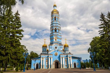 Ufa, Rusya. 12 Temmuz 2019. Kutsal Bakire Meryem 'in Doğuşu Kilisesi' nin dış görünüşü. Sovyet zamanında bir sinema Yondoz, daha sonra bir Rus Ortodoks Kilisesi olarak ele geçirildi..
