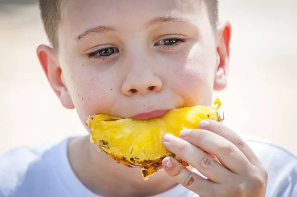 Schattig Blank Baby Jongen Eten Verse Ananas Buiten Zomer Warmte — Stockfoto