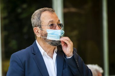 Kahramanlık, israil 'lik. Temmuz 06, 2020. İsrail 'in eski başbakanı ve Savunma Bakanı Ehud Barak halka açık bir etkinlikte koruyucu maske takıyor. Sadece düzenleyici resim
