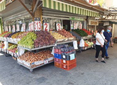 Yarasa yer elması, Ishrael. 3 Ağustos 2020. Tipik İsrail sebze ve meyve pazarı, organik tarım üretimi. 