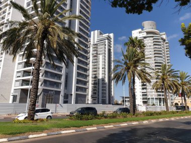 Sakin ol, israil. Ağustos 05, 2020. Golda Meir caddesinden yeni inşa edilmiş Holon mahallesinin manzarası. Yeni uzun konutlar, palmiye ağaçları, gün, İsrail emlak piyasası konsepti imajı.