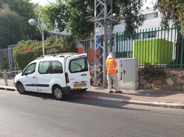 안녕하 Israel 2020 기술자가 거리에 서비스 박스에서 테스트를 — 스톡 사진