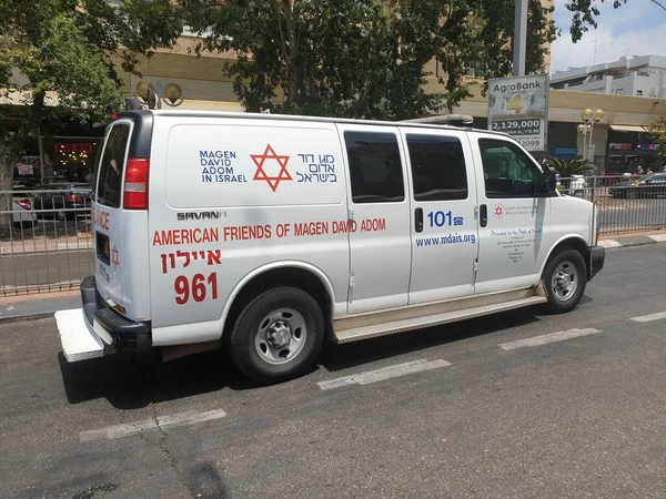 伊斯拉 2020年8月4日 特拉维夫郊区Holon的Sokolov街上一辆白色的Magen David Adom Mada 急救车 一辆由Mada的美国朋友捐赠的车仅编辑图像 图库图片