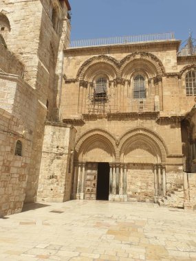 JERUSALEM, ISRAEL. 15 Eylül 2020. Kutsal Mezar Kilisesi 'nin önünde boş bir meydan. Koronavirüs salgını sırasında turist ve hacı yok.