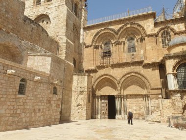 JERUSALEM, ISRAEL. 15 Eylül 2020. Kutsal Mezar Kilisesi 'nin önünde boş bir meydan. Koronavirüs salgını sırasında turist ve hacı yok.