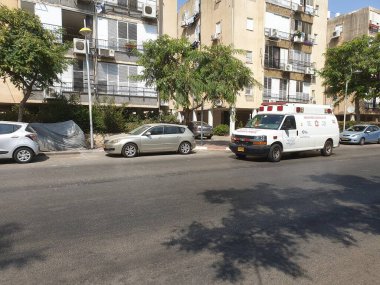 Sakin ol, israil. 18 Eylül 2020. Beyaz Magen David Adom ambulans minivanı Holon 'un merkezinde Histadrut caddesinde..