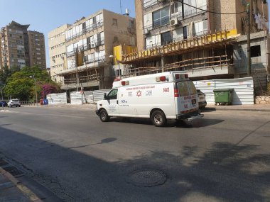 Sakin ol, israil. 18 Eylül 2020. Beyaz Magen David Adom ambulans minivanı Holon 'un merkezinde Histadrut caddesinde..