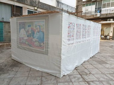 Sakin ol, israil. 30 Eylül 2020. Geleneksel Yahudi şenliği Sukkot tapınağı sukkah çadırı bir ev bahçesinde. Duvarında Yahudi ruhani liderlerin portreleri asılı..