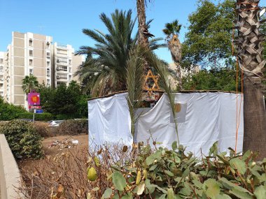 Sakin ol, israil. 2 Ekim 2020. Geleneksel Yahudi sukkah çadırı (tapınak) Yahudi Sukkot bayramı sırasında konut evlerinin önünde.. 