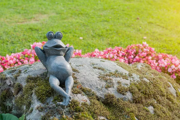 Garden.ceramic yeşil kurbağa heykelcik, kurbağa taşları üzerine oturan Dekoratif kurbağa